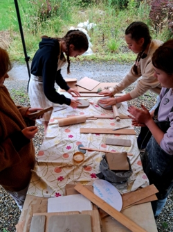 Creatieve zomerkampen in een inspirerend natuurlijk kader aan de Binkermolen. ​Een week vol creatief plezier dicht bij de natuur in kleine groep voor ​jongeren van geboortejaar 2009-2012