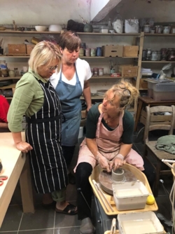 Beleef jouw creativiteit met je handen in de klei ​tijdens onze gezellige creatieve zomer4daagse pottenbakken ​in het natuurlijk en inspirerend kader ​van de historische Binkermolen waar het keramiekatelier van Puur Helena gelegen is.