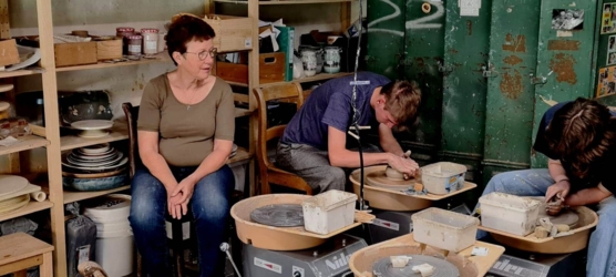 Beleef jouw creativiteit met je handen in de klei ​tijdens onze gezellige creatieve zomer4daagse pottenbakken ​in het natuurlijk en inspirerend kader ​van de historische Binkermolen waar het keramiekatelier van Puur Helena gelegen is.