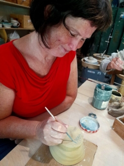 Beleef jouw creativiteit met je handen in de klei ​tijdens onze gezellige creatieve zomer4daagse pottenbakken ​in het natuurlijk en inspirerend kader ​van de historische Binkermolen waar het keramiekatelier van Puur Helena gelegen is.