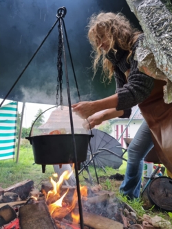 Beleef jouw creativiteit met je handen in de klei ​tijdens onze gezellige creatieve zomer4daagse pottenbakken ​in het natuurlijk en inspirerend kader ​van de historische Binkermolen waar het keramiekatelier van Puur Helena gelegen is.