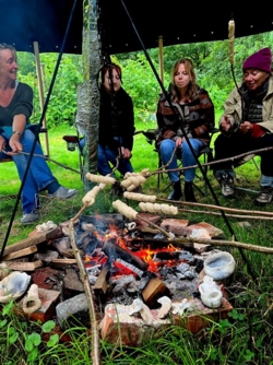 Beleef jouw creativiteit met je handen in de klei ​tijdens onze gezellige creatieve zomer4daagse pottenbakken ​in het natuurlijk en inspirerend kader ​van de historische Binkermolen waar het keramiekatelier van Puur Helena gelegen is.