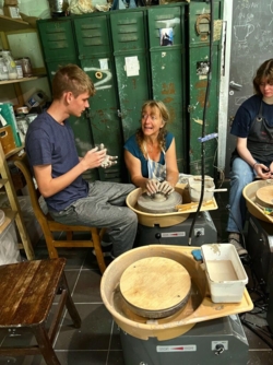 Beleef jouw creativiteit met je handen in de klei ​tijdens onze gezellige creatieve zomer4daagse pottenbakken ​in het natuurlijk en inspirerend kader ​van de historische Binkermolen waar het keramiekatelier van Puur Helena gelegen is.