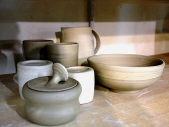 Beleef jouw creativiteit met je handen in de klei ​tijdens onze gezellige creatieve zomer4daagse pottenbakken ​in het natuurlijk en inspirerend kader ​van de historische Binkermolen waar het keramiekatelier van Puur Helena gelegen is.