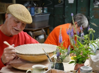 Beleef jouw creativiteit met je handen in de klei ​tijdens onze gezellige creatieve zomer4daagse pottenbakken ​in het natuurlijk en inspirerend kader ​van de historische Binkermolen waar het keramiekatelier van Puur Helena gelegen is.