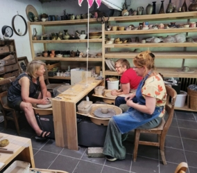 Beleef jouw creativiteit met je handen in de klei ​tijdens onze gezellige creatieve zomer4daagse pottenbakken ​in het natuurlijk en inspirerend kader ​van de historische Binkermolen waar het keramiekatelier van Puur Helena gelegen is.