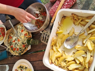 Beleef jouw creativiteit met je handen in de klei ​tijdens onze gezellige creatieve zomer4daagse pottenbakken ​in het natuurlijk en inspirerend kader ​van de historische Binkermolen waar het keramiekatelier van Puur Helena gelegen is.