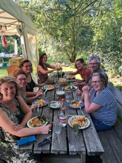 Beleef jouw creativiteit met je handen in de klei ​tijdens onze gezellige creatieve zomer4daagse pottenbakken ​in het natuurlijk en inspirerend kader ​van de historische Binkermolen waar het keramiekatelier van Puur Helena gelegen is.