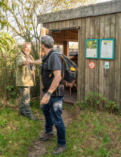 Op de vooravond van de herfst troepen de edelherten in het Weerterbos samen voor de bronstijd. De mannetjes roepen om ter luidst en bestrijden elkaar om het meesterschap van de kudde. De sterkste mag zijn genen doorgeven en paren met de hinden. Dit alles levert voor de toeschouwer spectaculaire beelden op.