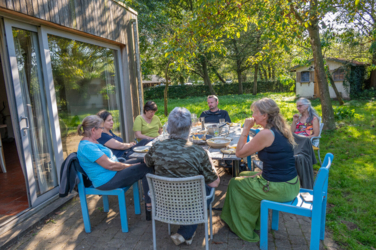 Op de vooravond van de herfst troepen de edelherten in het Weerterbos samen voor de bronstijd. De mannetjes roepen om ter luidst en bestrijden elkaar om het meesterschap van de kudde. De sterkste mag zijn genen doorgeven en paren met de hinden. Dit alles levert voor de toeschouwer spectaculaire beelden op.