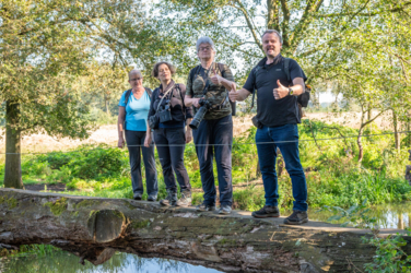 Op de vooravond van de herfst troepen de edelherten in het Weerterbos samen voor de bronstijd. De mannetjes roepen om ter luidst en bestrijden elkaar om het meesterschap van de kudde. De sterkste mag zijn genen doorgeven en paren met de hinden. Dit alles levert voor de toeschouwer spectaculaire beelden op.