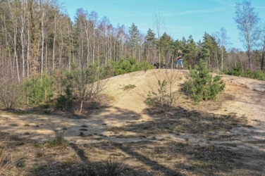Op de rand van het militair domein van Meeuwen Gruitrode liggen de uitgestrekte naaldbossen van de Donderslagheide gedecoreerd door een afwisseling van open plekken, akkerranden en vennen met klinkende namen als de Ruiterskuilen, het Turfven en het Schaapsven