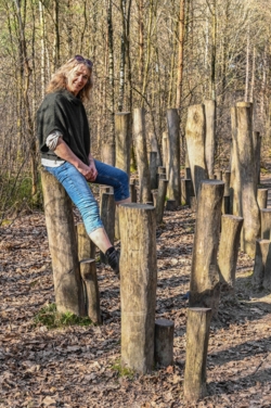 Helena poseert op een rij stappalen op de speelruimte in het Joekelbos.