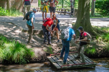 De Luysmolen is het ideale startpunt voor eindeloos wandelplezier. Vanuit deze historische watermolen stap je zo de prachtige natuur van het Kempen~Broek in, waar uitgestrekte bossen, kabbelende beekjes en weidse heidevlakten op je wachten. Of je nu kiest voor een korte, ontspannen wandeling of een stevige dagtocht, elke kilometer brengt je dichter bij de rust en schoonheid van de natuur.
