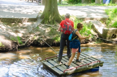 De Luysmolen is het ideale startpunt voor eindeloos wandelplezier. Vanuit deze historische watermolen stap je zo de prachtige natuur van het Kempen~Broek in, waar uitgestrekte bossen, kabbelende beekjes en weidse heidevlakten op je wachten. Of je nu kiest voor een korte, ontspannen wandeling of een stevige dagtocht, elke kilometer brengt je dichter bij de rust en schoonheid van de natuur.