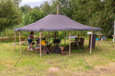 Échappez au stress quotidien et détendez-vous au Binkermolen, où la nature et la créativité se rencontrent. L'asbl LeefJeNatuur propose trois emplacements de camping confortables au milieu du cœur vert de la vallée d'Abeek.  Appréciez le silence et le charme d'un camping simple et pur.