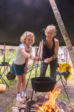Échappez au stress quotidien et détendez-vous au Binkermolen, où la nature et la créativité se rencontrent. L'asbl LeefJeNatuur propose trois emplacements de camping confortables au milieu du cœur vert de la vallée d'Abeek.  Appréciez le silence et le charme d'un camping simple et pur.