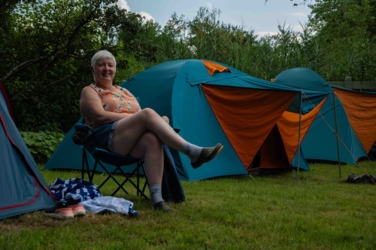 Échappez au stress quotidien et détendez-vous au Binkermolen, où la nature et la créativité se rencontrent. L'asbl LeefJeNatuur propose trois emplacements de camping confortables au milieu du cœur vert de la vallée d'Abeek.  Appréciez le silence et le charme d'un camping simple et pur.