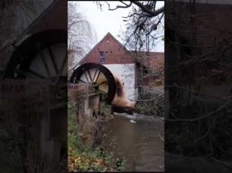 Een uniek verblijf in een authentiek huis, waar ingekerfde teksten op de oude eiken balken stukjes geschiedenis vertellen. Rustig gelegen, omgeven door de natuur: natuurlijk buiten, natuurlijk binnen.