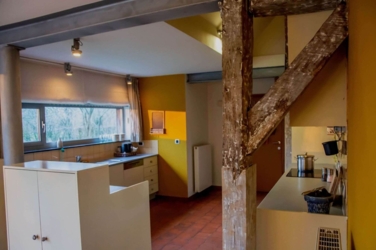 Een uniek verblijf in een authentiek huis, waar ingekerfde teksten op de oude eiken balken stukjes geschiedenis vertellen. Rustig gelegen, omgeven door de natuur: natuurlijk buiten, natuurlijk binnen.