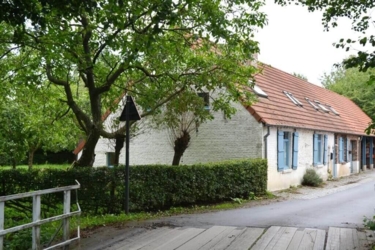 Een uniek verblijf in een authentiek huis, waar ingekerfde teksten op de oude eiken balken stukjes geschiedenis vertellen. Rustig gelegen, omgeven door de natuur: natuurlijk buiten, natuurlijk binnen.