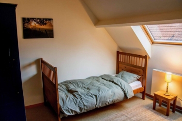 Een uniek verblijf in een authentiek huis, waar ingekerfde teksten op de oude eiken balken stukjes geschiedenis vertellen. Rustig gelegen, omgeven door de natuur: natuurlijk buiten, natuurlijk binnen.