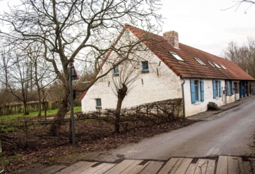 Een uniek verblijf in een authentiek huis, waar ingekerfde teksten op de oude eiken balken stukjes geschiedenis vertellen. Rustig gelegen, omgeven door de natuur: natuurlijk buiten, natuurlijk binnen.