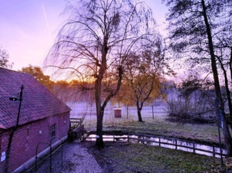 Een uniek verblijf in een authentiek huis, waar ingekerfde teksten op de oude eiken balken stukjes geschiedenis vertellen. Rustig gelegen, omgeven door de natuur: natuurlijk buiten, natuurlijk binnen.