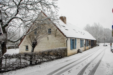 Een uniek verblijf in een authentiek huis, waar ingekerfde teksten op de oude eiken balken stukjes geschiedenis vertellen. Rustig gelegen, omgeven door de natuur: natuurlijk buiten, natuurlijk binnen.