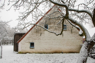 Een uniek verblijf in een authentiek huis, waar ingekerfde teksten op de oude eiken balken stukjes geschiedenis vertellen. Rustig gelegen, omgeven door de natuur: natuurlijk buiten, natuurlijk binnen.