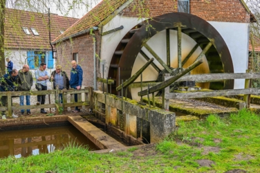 Een uniek verblijf in een authentiek huis, waar ingekerfde teksten op de oude eiken balken stukjes geschiedenis vertellen. Rustig gelegen, omgeven door de natuur: natuurlijk buiten, natuurlijk binnen.