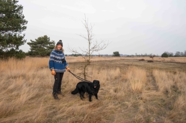 Helena poseert met Mazzel aan de lijn op Leenderheide aan de Achelse Kluis