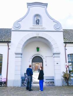 Op de grens van België en Nederland ligt de historische Achelse Kluis, een abdij met een rijk verleden en een smakelijk bier. Van hieruit wandel je zo de Groote Heide in, een uitgestrekt natuurgebied vol adembenemende landschappen en bijzondere biodiversiteit. Ontdek deze unieke mix van cultuur en natuur!