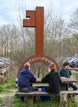 Op de grens van België en Nederland ligt de historische Achelse Kluis, een abdij met een rijk verleden en een smakelijk bier. Van hieruit wandel je zo de Groote Heide in, een uitgestrekt natuurgebied vol adembenemende landschappen en bijzondere biodiversiteit. Ontdek deze unieke mix van cultuur en natuur!