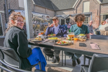 Op de grens van België en Nederland ligt de historische Achelse Kluis, een abdij met een rijk verleden en een smakelijk bier. Van hieruit wandel je zo de Groote Heide in, een uitgestrekt natuurgebied vol adembenemende landschappen en bijzondere biodiversiteit. Ontdek deze unieke mix van cultuur en natuur!