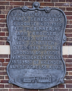 Op de grens van België en Nederland ligt de historische Achelse Kluis, een abdij met een rijk verleden en een smakelijk bier. Van hieruit wandel je zo de Groote Heide in, een uitgestrekt natuurgebied vol adembenemende landschappen en bijzondere biodiversiteit. Ontdek deze unieke mix van cultuur en natuur!