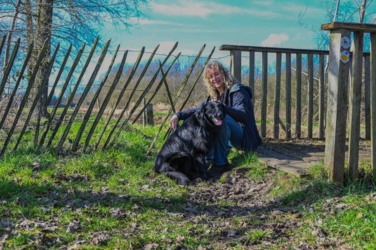 Helena met Mazzel wachtend aan de brug over de nieuwe waterlossing