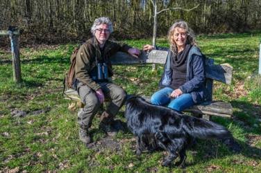 Helena en Jan rusten op een bank vooraleer verder De Zig in te wandelen