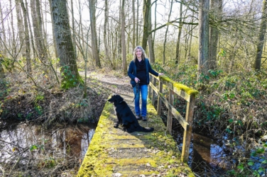Lena en Mazzel op het brugje van het plankenpad in De Zig.