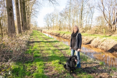 Helena en Mazzel poseren op het wandelpad langs de Nieuwe Lossing. Aan de rechterkant deze beek en aan de linkerkant een populierenbos. Dit is de toegang tot Natuurgebied De Zig.