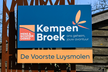 Stap de deur van Vakantiehuis De Luysmolen uit en start onmiddellijk de 104 km lange afstandswandeling die de belangrijkste natuurgebieden van het Kempenbroek aan elkaar rijgt. Geen zorg voor je overnachtingen. Onze breng- en haalservice pikt je 's avonds gewoon terug op. 