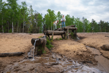 Je kinderen zorgeloos laten ravotten in de natuur? Dat kan in het Joekelbos. In dit deel van de Duinengordel ontwikkelde het Agentschap Natuur en Bos mooie houten natuurspeelelementen.