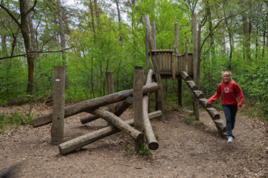 Je kinderen zorgeloos laten ravotten in de natuur? Dat kan in het Joekelbos. In dit deel van de Duinengordel ontwikkelde het Agentschap Natuur en Bos mooie houten natuurspeelelementen.