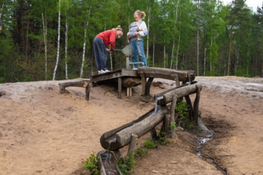 Je kinderen zorgeloos laten ravotten in de natuur? Dat kan in het Joekelbos. In dit deel van de Duinengordel ontwikkelde het Agentschap Natuur en Bos mooie houten natuurspeelelementen.