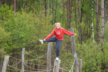 Je kinderen zorgeloos laten ravotten in de natuur? Dat kan in het Joekelbos. In dit deel van de Duinengordel ontwikkelde het Agentschap Natuur en Bos mooie houten natuurspeelelementen.