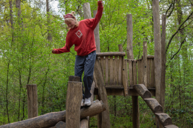 Je kinderen zorgeloos laten ravotten in de natuur? Dat kan in het Joekelbos. In dit deel van de Duinengordel ontwikkelde het Agentschap Natuur en Bos mooie houten natuurspeelelementen.