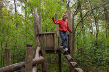 Je kinderen zorgeloos laten ravotten in de natuur? Dat kan in het Joekelbos. In dit deel van de Duinengordel ontwikkelde het Agentschap Natuur en Bos mooie houten natuurspeelelementen.