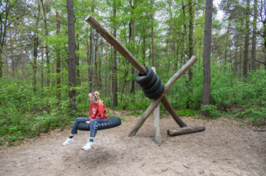 Je kinderen zorgeloos laten ravotten in de natuur? Dat kan in het Joekelbos. In dit deel van de Duinengordel ontwikkelde het Agentschap Natuur en Bos mooie houten natuurspeelelementen.