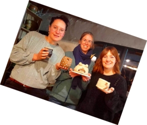 Een dag samen met je gezin, met vrienden of kennissen. ​Een verjaardagsfeestje en fijn samen kleien of pottendraaien. Er even tussenuit en jouw eigen creaties maken in het atelier. Of wil je graag leren draaien op de draaischijf ​onder individuele begeleiding?