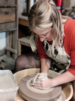 Een dag samen met je gezin, met vrienden of kennissen. ​Een verjaardagsfeestje en fijn samen kleien of pottendraaien. Er even tussenuit en jouw eigen creaties maken in het atelier. Of wil je graag leren draaien op de draaischijf ​onder individuele begeleiding?
